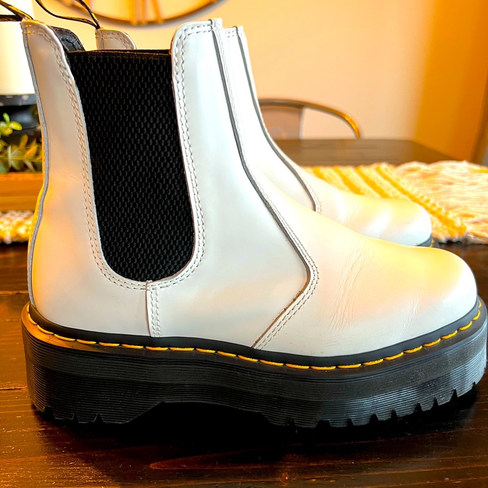 DR. MARTENS LEATHER CHELSEA BOOTS SIZE 6
